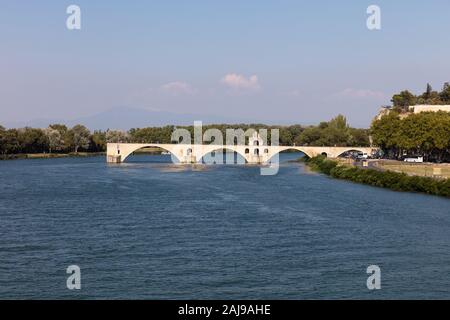 Vista del Pont du Avignon oltre il Rodano - Palais des Papes e Notre Dame des cattedrale del Duomo a Avignon - Francia Foto Stock