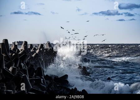 Liepaja porto molo nord in giorno tempestoso, Lettonia. Foto Stock