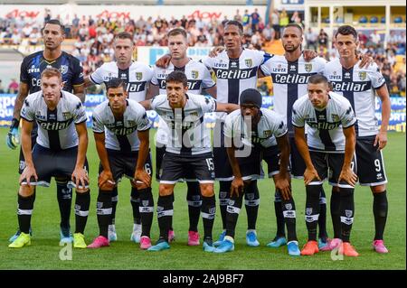 Parma, Italia. 24 Agosto 2019: i giocatori del Parma Calcio posa per una foto del team prima della serie di una partita di calcio tra Parma Calcio e la Juventus FC. La Juventus ha vinto 1-0 su Parma Calcio. Credito: Nicolò Campo/Alamy Live News Foto Stock