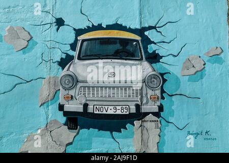 Trabi, East Side Gallery, Mühlenstraße, Friedrichshain di Berlino, Deutschland Foto Stock