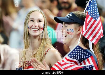 (200103) -- PERTH, gen. 3, 2020 (Xinhua) -- i sostenitori degli Stati Uniti cheers durante l'ATP Coppa di gruppo D match tra gli Stati Uniti e la Norvegia a Perth in Australia, a gennaio 3, 2020. (Foto di Zhou Dan/Xinhua) Foto Stock