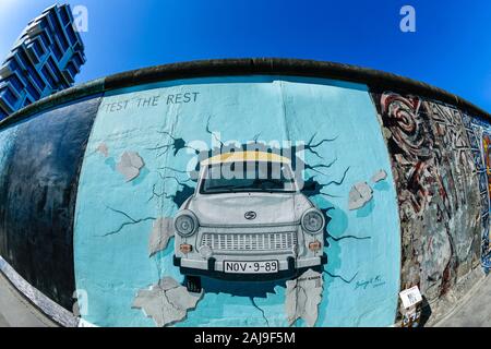 Trabi, East Side Gallery, Mühlenstraße, Friedrichshain di Berlino, Deutschland Foto Stock