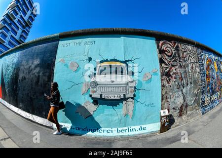 Trabi, East Side Gallery, Mühlenstraße, Friedrichshain di Berlino, Deutschland Foto Stock