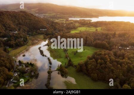 Antenna di stordimento drone immagine orizzontale di sunrise in autunno cadono nella campagna inglese Foto Stock