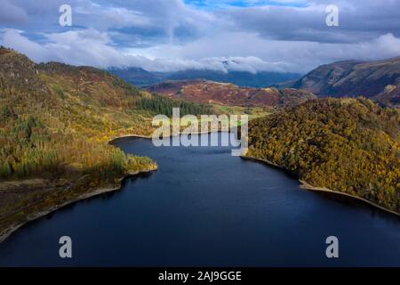 Bella antenna fuco immagine orizzontale del glorioso autunno cadono su sun Thirlmere nel Lake District Foto Stock