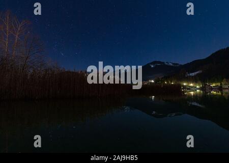 Notte stellata sul lago Weissensee in Carinzia, Austria Foto Stock