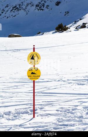 Segni in montagna in una località sciistica con luci di avvertimento pericolo. Foto Stock