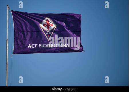 Firenze, Italia. 14 Settembre 2019: una bandiera di ACF Fiorentina onde prima della serie di una partita di calcio tra ACF Fiorentina e la Juventus FC. La partita si è conclusa con un pareggio (0-0. Credito: Nicolò Campo/Alamy Live News Foto Stock