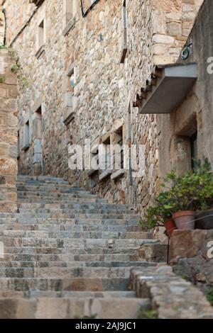 Scalini di pietra su una strada stretta in una vecchia città europea in Spagna. Foto Stock