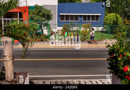 Persone passeggiare su una strada nella Repubblica Dominicana Foto Stock