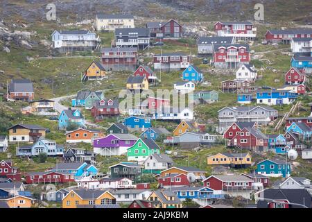 Colorate case di legno accoccolato sulla collina in Qaqortoq, la più popolosa città in Groenlandia meridionale. Foto Stock