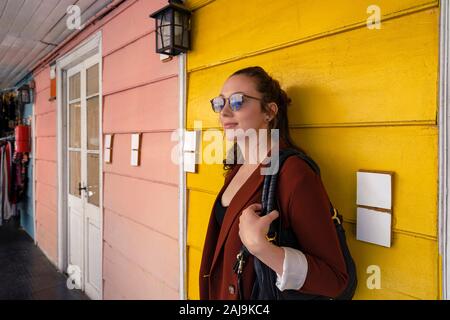 Attraente giovane donna caucasica sightseeing a Caminito in La Boca quartiere di Buenos Aires, Argentina. Foto Stock