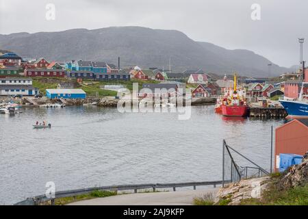 Qaqortoq è la più popolosa città in Groenlandia meridionale e la Groenlandia la quarta più grande città. Si tratta di un porto marittimo e la pesca è un settore industriale importante. Foto Stock