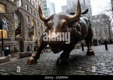 Nova Iork, Estados Unidos. 03 gen, 2020. "Wall Street Bull' è spd ted in Manhattan, nel quartiere finanziario di New York ridarning. Mercati dawneawned cautamente dopo Uer attacco degli Stati Uniti su er iraniana. Credito:: Bruno Rocha/FotoArena/Alamy Live News Foto Stock