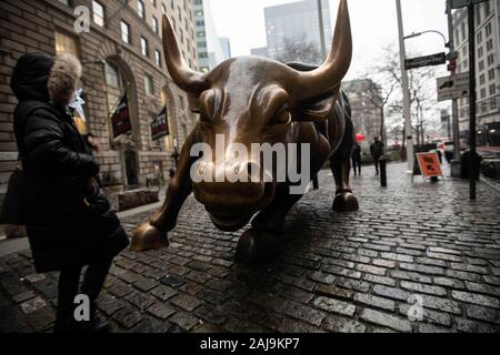 Nova Iork, Estados Unidos. 03 gen, 2020. "Wall Street Bull' è spd ted in Manhattan, nel quartiere finanziario di New York ridarning. Mercati dawneawned cautamente dopo Uer attacco degli Stati Uniti su er iraniana. Credito:: Bruno Rocha/FotoArena/Alamy Live News Foto Stock