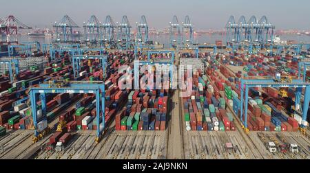 Vista di un terminal per container del porto di Qingdao nella città di Qingdao, Cina orientale della provincia di Shandong il 1° gennaio 2020. Foto Stock