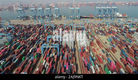 Vista di un terminal per container del porto di Qingdao nella città di Qingdao, Cina orientale della provincia di Shandong il 1° gennaio 2020. Foto Stock