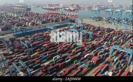 Vista di un terminal per container del porto di Qingdao nella città di Qingdao, Cina orientale della provincia di Shandong il 1° gennaio 2020. Foto Stock