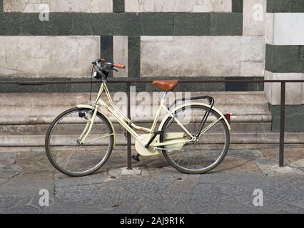 Parcheggiate bicicletta vintage a Firenze Foto Stock