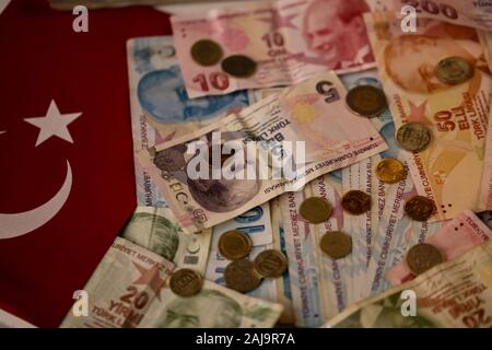 Dicembre 22, 2019: Lira turca di banconote sono visualizzati in Turchia su dicembre 2019. La Lira turca è l'unità della moneta turca. La lira turca di banconote in denominazione di 1, 5, 10, 20, 50, 100 e 200 lire. La lira è diviso in cento KuruÅŸ. La lira turca è la moneta della Turchia e della Repubblica Turca di Cipro del Nord Credit: Muhammad ata/IMAGESLIVE/ZUMA filo/Alamy Live News Foto Stock