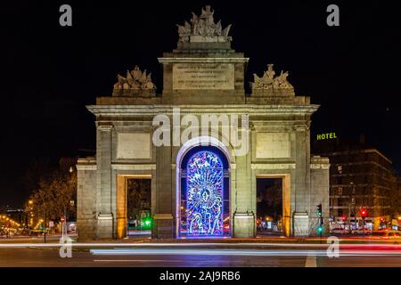 L'imponente Puerta de Toledo (porta della città di Toledo) accesa durante la sera. Madrid 7.12 attrae milioni di visitatori internazionali ogni anno Foto Stock