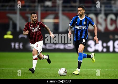 Milano, Italia. 21 Settembre 2019: Matias Vecino (R) di FC Internazionale in azione durante la serie di una partita di calcio tra AC Milan e FC Internazionale. FC Internazionale ha vinto 2-0 su AC Milan. Credito: Nicolò Campo/Alamy Live News Foto Stock