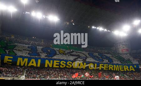 Milano, Italia. 21 Settembre 2019: FC Internazionale fan dispiegare un gigante di tifo prima della serie di una partita di calcio tra AC Milan e FC Internazionale. FC Internazionale ha vinto 2-0 su AC Milan. Credito: Nicolò Campo/Alamy Live News Foto Stock