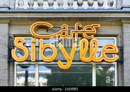 Café Sibylle, Karl-Marx-Allee, Friedrichshain di Berlino, Deutschland Foto Stock