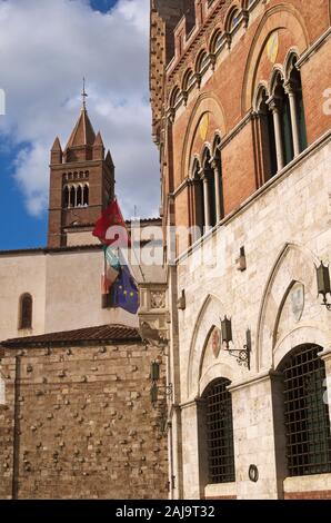 Palazzo Aldobrandeschi (Palazzo della Provincia) e il campanile della cattedrale in background, Grosseto, Toscana, Italia Foto Stock