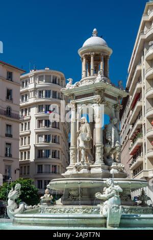 Lione, Francia - Luglio 18, 2018: i turisti che visitano i giacobini square nella Vieux Lyon quartiere e la bella fontana nel centro. Foto Stock