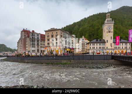 Sochi, Russia - 02 Maggio 2019: Rosa Khutor Alpine Resort al tramonto. Foto Stock