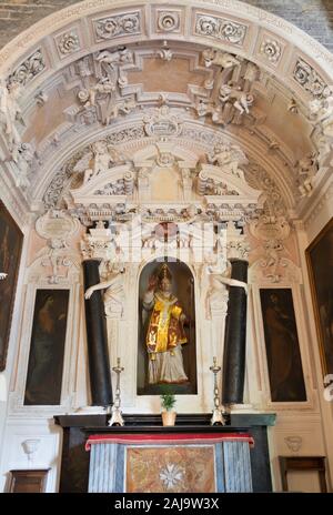 OSSUCCIO, Italia - 12 Maggio 2015: il barocco altare laterale nella Chiesa dei Santi Eufemia e Vincenzo. Foto Stock