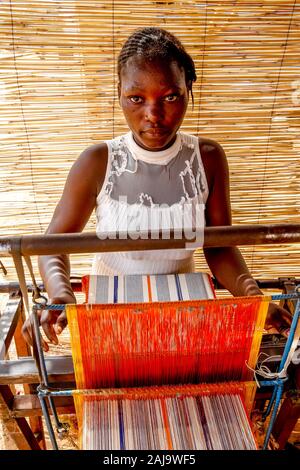 Giovani tessitore a Koudougou, Burkina Faso Foto Stock