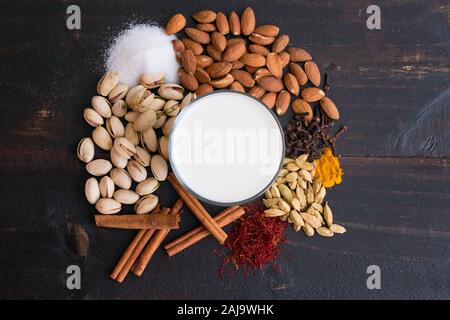 Masala Paal (speziato indiano latte) Ingredienti: Dadi, zucchero e spezie usate per rendere masala paal o latte dorato Foto Stock