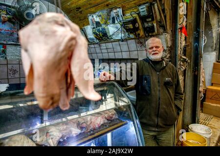 Macellaio a nablus soukh (mercato centrale), West Bank, Palestina Foto Stock
