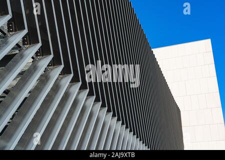 Angolato linee parallele sulla facciata di un edificio dall'architettura moderna Foto Stock