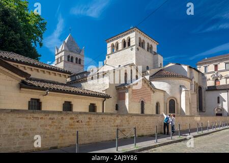 Lione, Francia - 18 Luglio 2018: la Basilica di Saint-Martin d'Ainay è una chiesa romanica in Ainay nel centro storico di Lione. Foto Stock