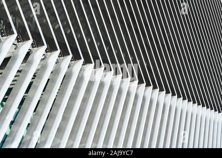 Angolato linee parallele sulla facciata di un edificio dall'architettura moderna Foto Stock