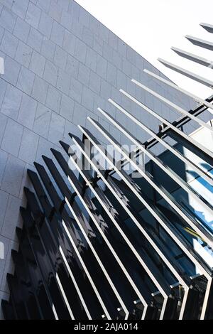 Angolato linee parallele sulla facciata di un edificio dall'architettura moderna Foto Stock