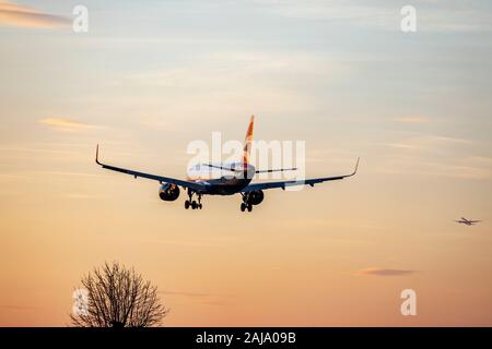 British Airways Airbus A320 NEO registrazione G-TTNC atterraggio il 29 dicembre 2019 presso l'aeroporto di Londra Heathrow, Middlesex, Regno Unito Foto Stock