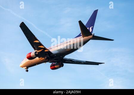 Scandinavian Airlines, SAS, Boeing 737 registrazione LN-RRM atterrando il 29 dicembre 2019 all'aeroporto Heathrow di Londra, Middlesex, Regno Unito Foto Stock