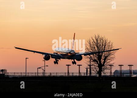 Biman Bangladesh Airlines Boeing 777 registrazione S2-AFO atterrando il 29 dicembre 2019 presso l'aeroporto Heathrow di Londra, Middlesex, Regno Unito Foto Stock