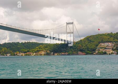 Il Fatih Sultan Mehmet Bridge Koprusu ad Istanbul in Turchia. Questa sospensione ponte collega Hisarustu in Europa con Kavacik in Asia Foto Stock