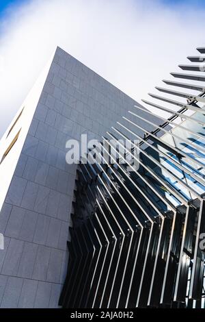 Angolato linee parallele sulla facciata di un edificio dall'architettura moderna Foto Stock
