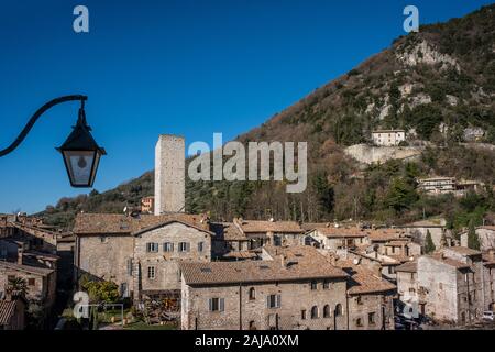 Vista panoramica del centro storico dal Parco Ranghiasci di Gubbio, città medievale in Umbria in provincia di Perugia, Italia centrale Foto Stock