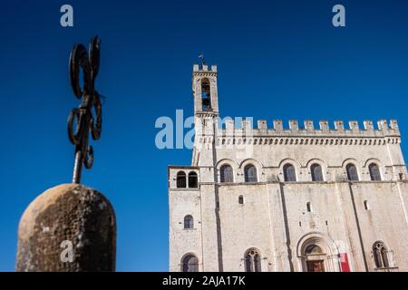 Il Palazzo dei Consoli si trova in Piazza Grande, rappresenta uno dei più imponenti edifici pubblici in Italia a Gubbio, città medievale in Umbri Foto Stock