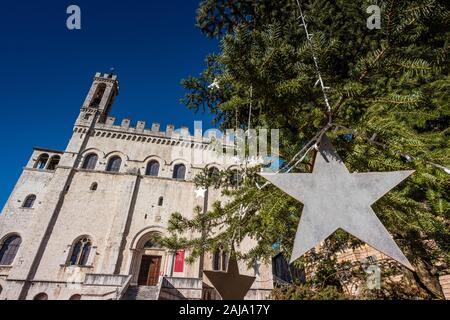 Il Palazzo dei Consoli si trova in Piazza Grande, rappresenta uno dei più imponenti edifici pubblici in Italia a Gubbio, città medievale in Umbri Foto Stock