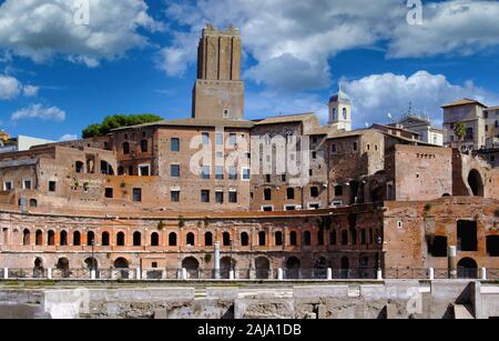 Mercati di Traiano con Torre delle Milizie torre fortezza, Roma, Lazio, l'Italia, Europa Foto Stock