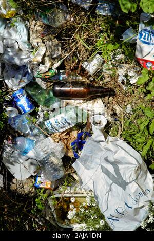 Wild dump sulla strada in Italia, Europa Foto Stock