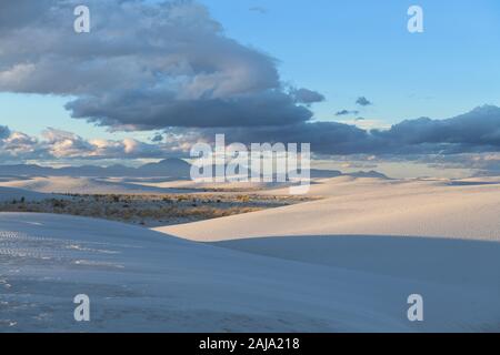 Nube lenticolare oltre le dune di sabbia e San Andreas montagne a White Sands Monumento nazionale dal sentiero Backcountry vicino a Alamogordo, Nuovo Messico Foto Stock